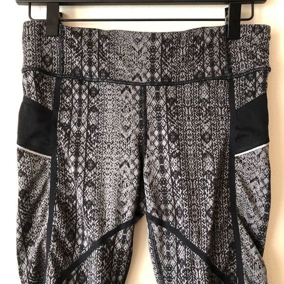 Athleta Grey&Black Capri Patterned Leggings - Picture 4 of 10